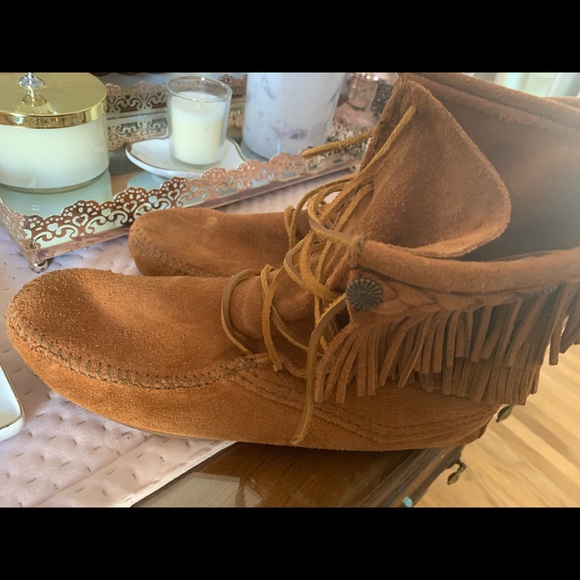 Minnetonka booties like new - Picture 2 of 4